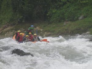 Menaklukkan Derasnya Jeram Sungai Bingei yang Menantang