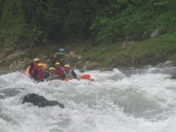 Menaklukkan Derasnya Jeram Sungai Bingei yang Menantang