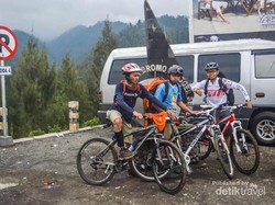 Menaklukkan Lautan Pasir Bromo Naik Sepeda