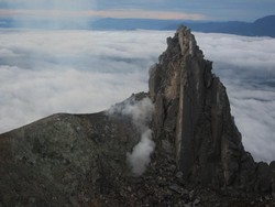 Menanti Awan Bergelung di Puncak Sinabung