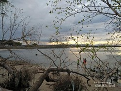 Menanti Senja di Tembok Berlin, Sorong