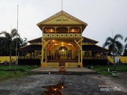 Menapak Sejarah Kota Pontianak di Keraton Kadriyahh