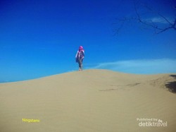 Menapaki Padang Pasir di Pantai Oetune, NTT