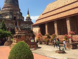Mencari Berkah di Sumur dalam Stupa Raksasa Thailand