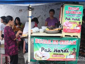 Mencicipi Rasa Unik Rujak Es Krim Pak Nardi