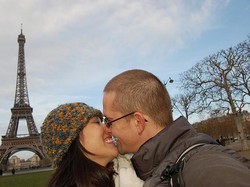 Menciummu di Hadapan Eiffel