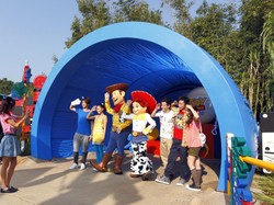 Menciut di Dunia Mainan Toy Story Land!