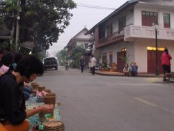 Mencoba Tradisi Beri Makan Biksu di Laos