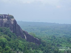 Mendaki Batu Baginda, Granit Terbesar di Belitung