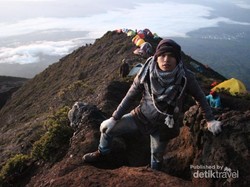 Mendaki Gunung Berapi Tertinggi di Indonesia