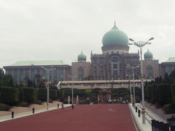Menengok Apiknya Kota Putrajaya, Malaysia