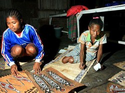 Mengagumi Keindahan Lukisan Kayu di Pulau Asei, Papua