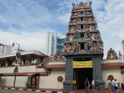 Mengagumi Sri Krishna di Sri Mariamman Temple, Singapura