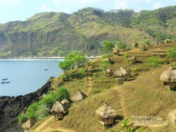 Menganti, Pantai Eksotis di Balik Pegunungan Karst Kebumen