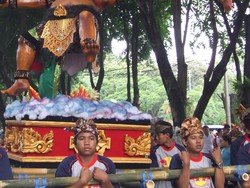 Mengarak Ogoh-ogoh di Bali, Seru Banget!