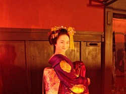 Mengejar Geisha di Gion Corner, Jepang