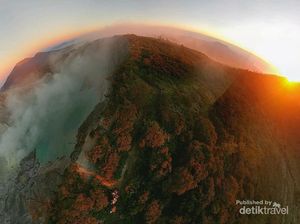 Mengejar Matahari di Kawah Ijen
