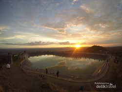 Mengejar Sunset di Embung Nglanggeran, Gunungkidul