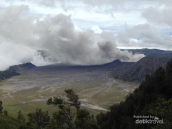 Mengenang Pesona Gunung Bromo Saat Terjadi Erupsi