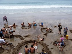 Menggali Kolam Air Panas Sendiri di Hot Water Beach, Selandia Baru