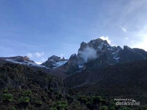 Menggapai Langit Afrika Lewat Mount Kenya