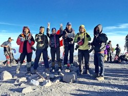 Menggapai Puncak Gunung yang Jadi Atapnya Pulau Jawa