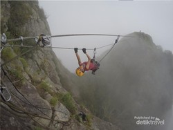 Menggelantung di Puncak Gunung Parang, Menantang!