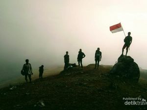 Mengibarkan Merah Putih di Puncak Bunium
