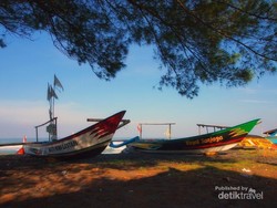 Mengintip Aktifitas Nelayan di Pantai Jatilawang