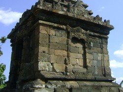 Mengintip Aktivitas Bandara Adi Sucipto dari Candi Ijo