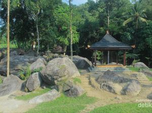 Mengintip Istana Batu Korsih Instagrammable di Majalengka