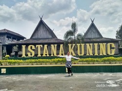 Mengintip Istana Kuning di Kalimantan