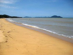 Mengintip Malaysia dari Pantai Pasir Panjang, Kalbar