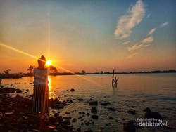 Mengintip Pantai Eksotis di Balik Bandara Ahmad Yani