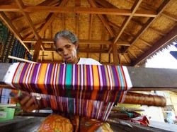 Mengintip Pembuatan Kain Tenun Khas Lombok