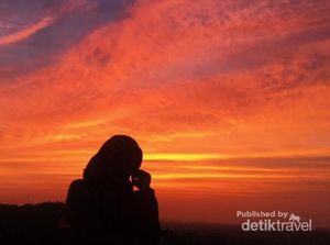 Mengintip Sunset yang Ciamik dari Candi Ratu Boko