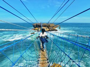Menguji Keberanian di Pantai Timang