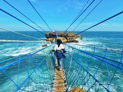 Menguji Keberanian di Pantai Timang