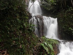 Mengunjungi Air Terjun dengan Jalur Menantang di Lembah Harau
