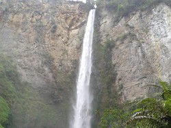 Menikmati Air Terjun Sipiso-piso Dari Dekat
