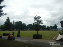 Menikmati Hijaunya Alun - alun Wonosobo