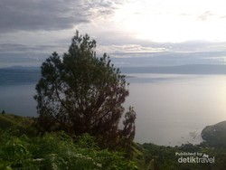 Menikmati Indahnya Danau Toba dari Bukit Simarjarunjung
