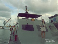 Menikmati Indahnya Senja dari atas Kapal Perang Indonesia