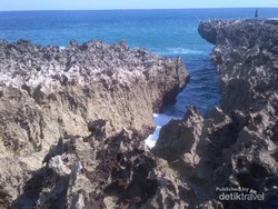 Menikmati Karang Dihempas Ombak di Nusa Dua