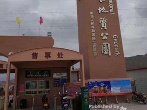 Menikmati Keindahan Gunung Pelangi di Tiongkok