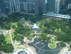 Menikmati Keindahan Kuala Lumpur dari Menara Petronas