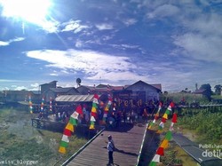 Menikmati Langit Biru Dilanjut Senja di Danau Semayang