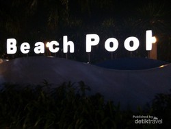 Menikmati Malam di Pantai Ancol