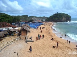 Menikmati Pantai Pasir Putih Drini & Sepanjang