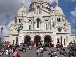 Menikmati Paris dari Bukit Montmarte